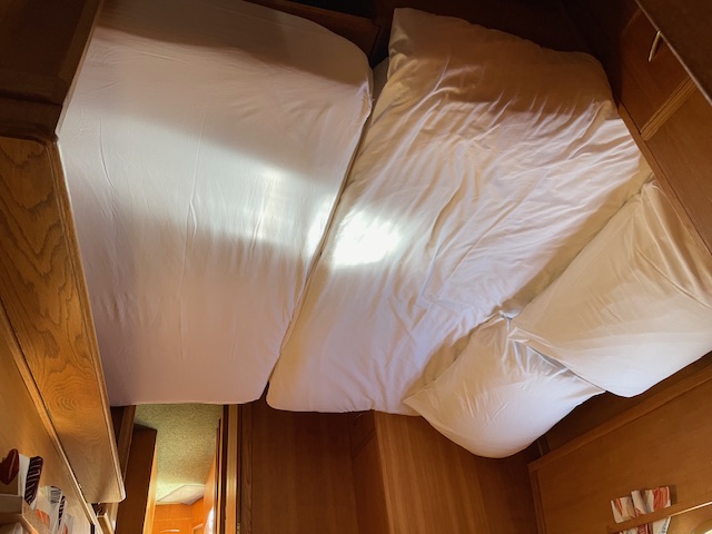 Charlotte: Middle Cross Bed - Made up