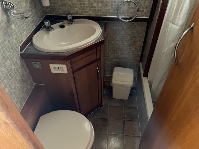 Hannah: Bathroom (Toilet and Basin)